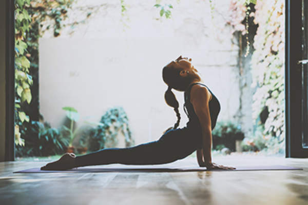 女子在室内练习瑜伽