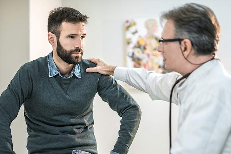 一个男人对他的医生不诚实。