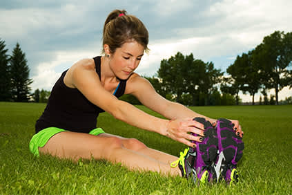 女人伸展腿筋肌肉。
