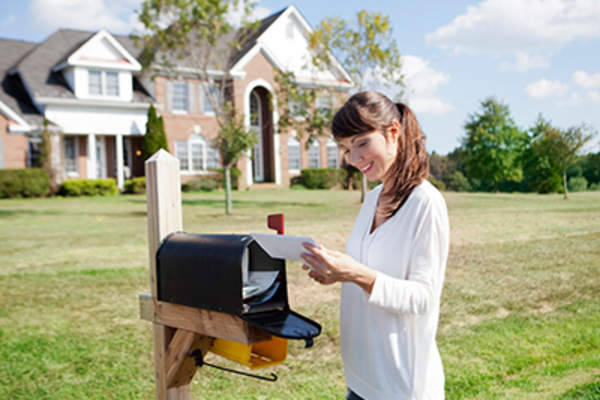 幸福的女人在邮箱。