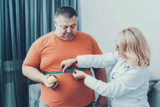 医生测量肥胖男子。