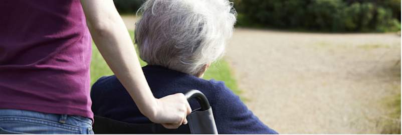 女儿和坐轮椅的母亲