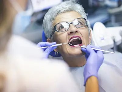 牙医的高级女性。
