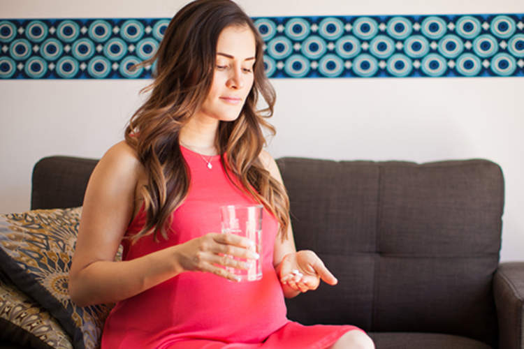 孕妇服用止痛药。