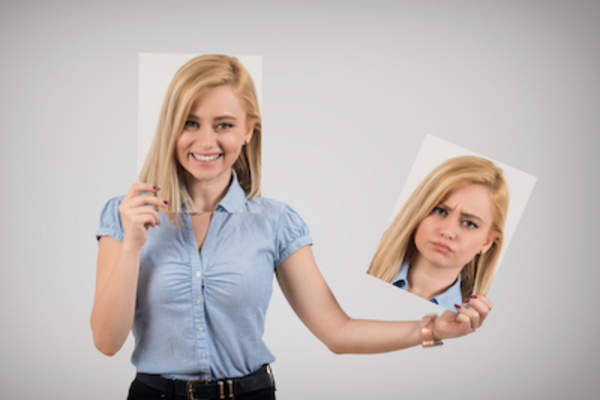女子骑自行车的情绪。
