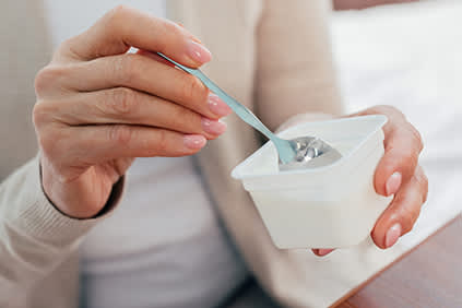 女人吃酸奶。