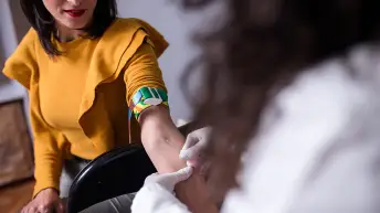 一个女人在实验室做血液测试。
