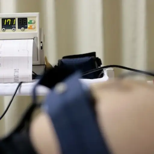 怀孕的女人肚子迷上了ekg,观看宝宝的心跳。