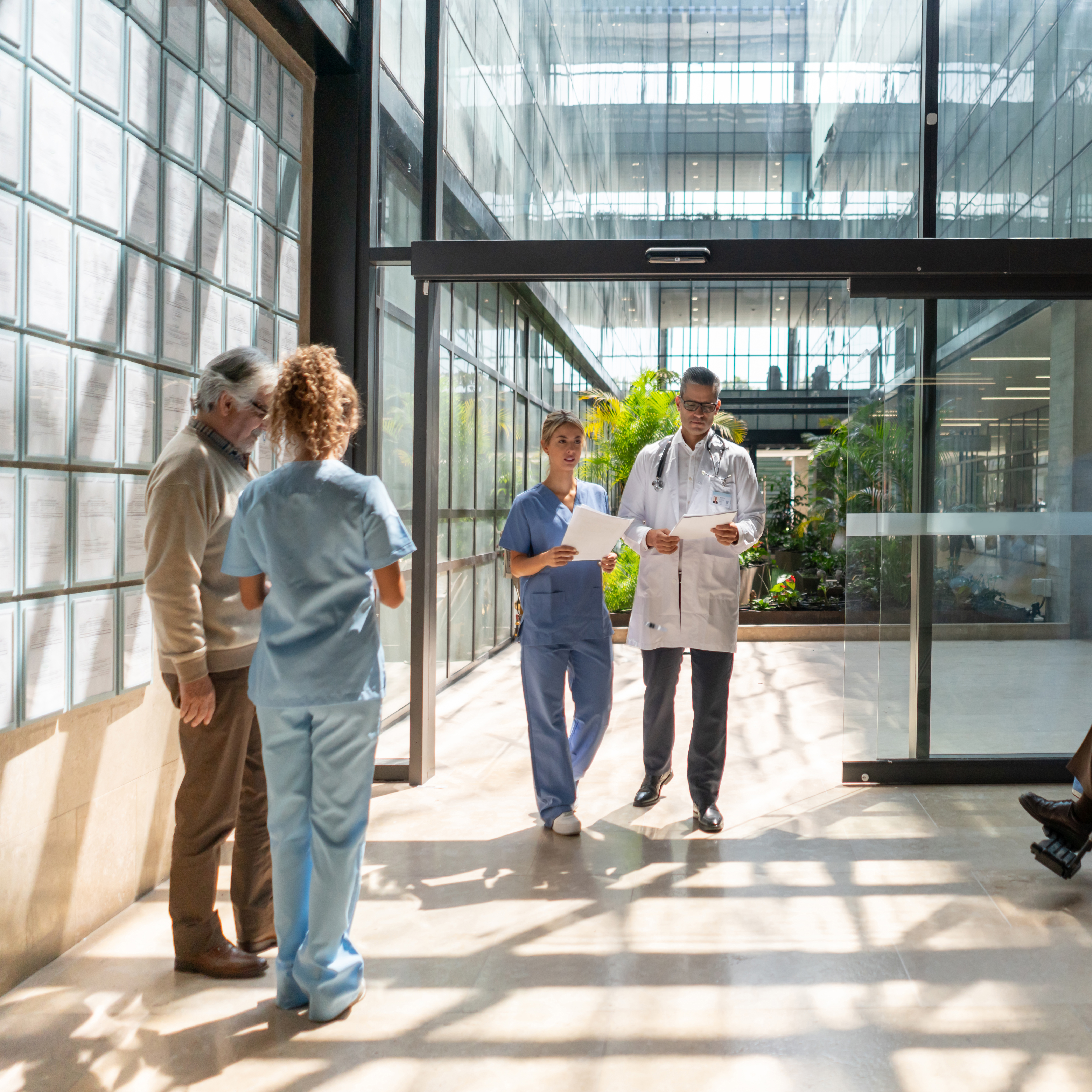 医院大厅里的医生和病人