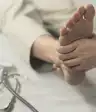 医生检查足部