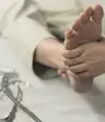 医生检查脚