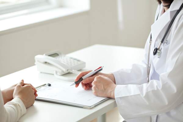 医生和患者在看图表