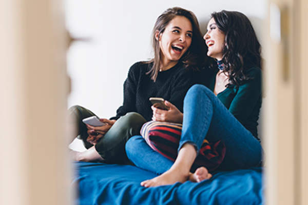 笑的年轻女性,朋友。