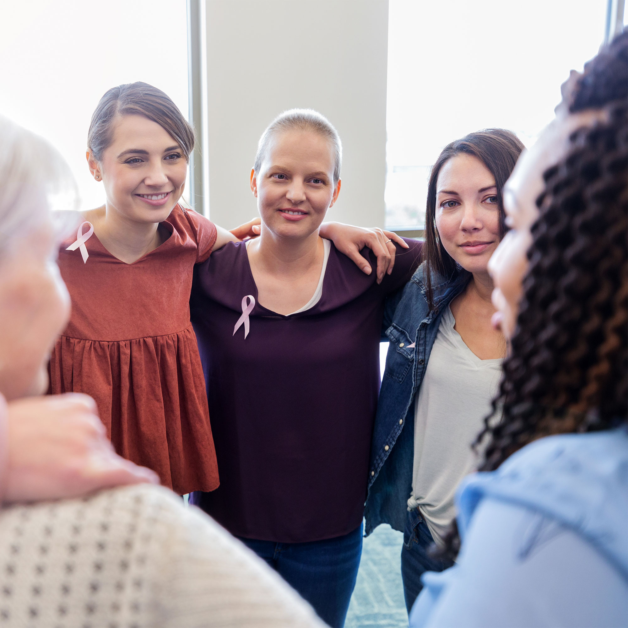 乳腺癌支持小组中的妇女围成一圈