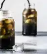 矿泉水用碎冰在玻璃瓶中，用活性炭