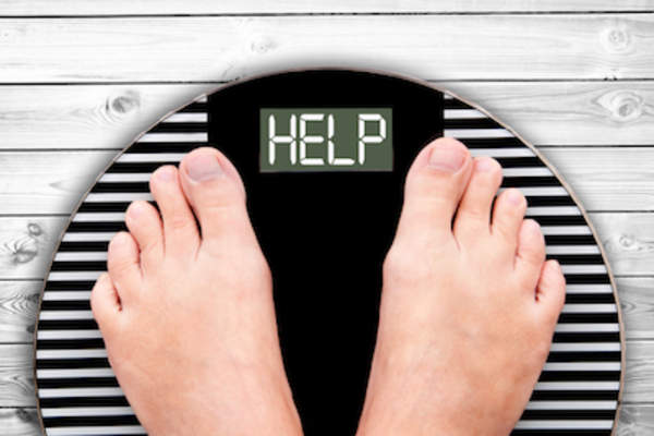 在浴室秤脚,显示“帮助”。