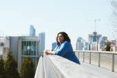 黛安娜·科瓦尔从人行天桥上欣赏风景
