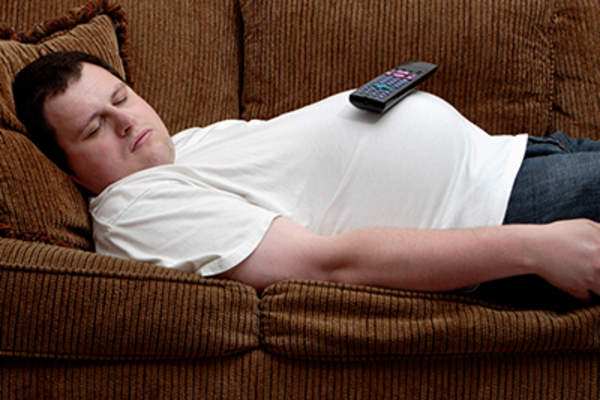 在沙发上久坐不动的人睡觉。