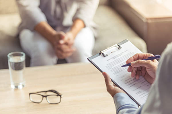 医生在看剪贴板。