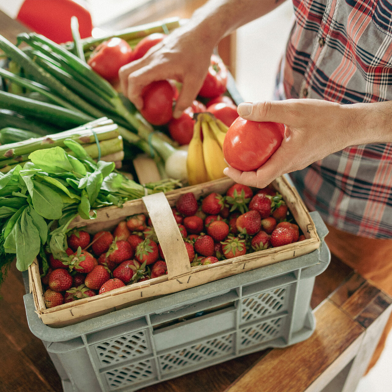 关闭人拆卸产品在厨房