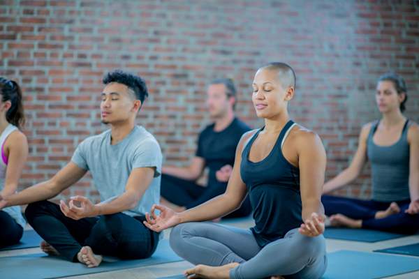 女人与光头同组沉思