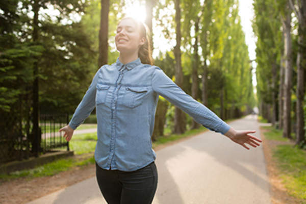 女人在公路旅行中做伸展运动。