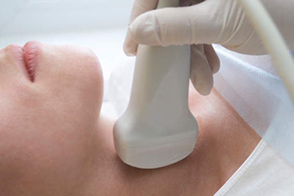 女子正在接受甲状腺超声检查。