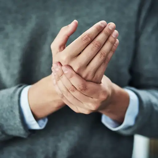 近距离观察手部疼痛的人