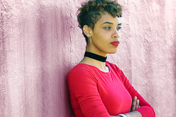 戴着宽颈项链的女人。