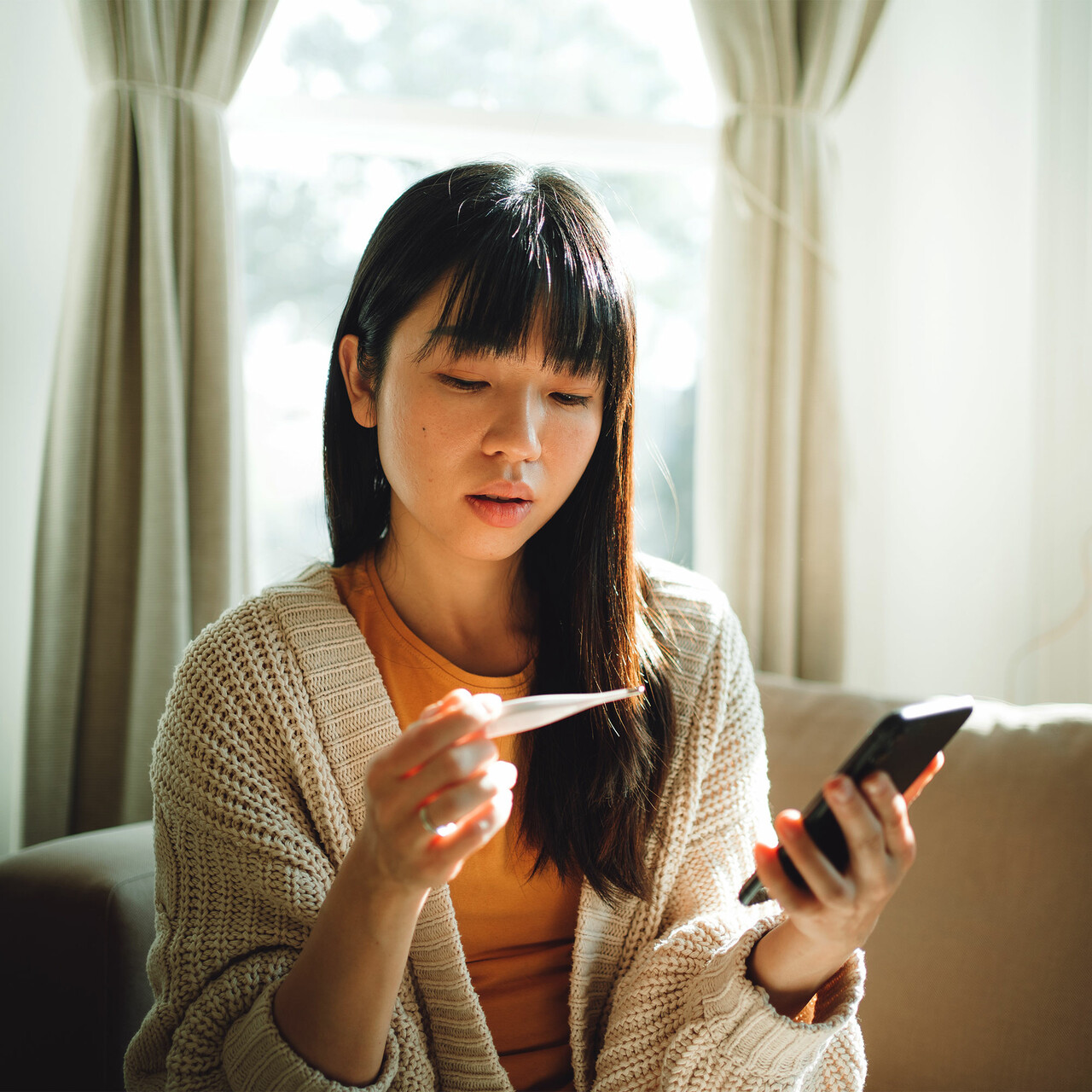 女人检查她的温度
