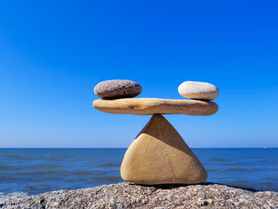海洋附近的岩石保持平衡。