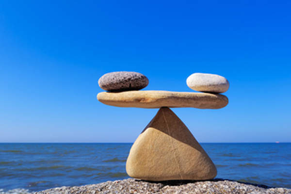 海洋附近的岩石保持平衡。