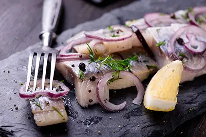 用洋葱切鲱鱼。
