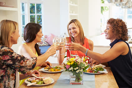 更年期中年妇女一起吃营养餐，喝点小酒。