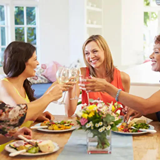 更年期年迈的妇女一起吃营养的膳食和饮用的酒。