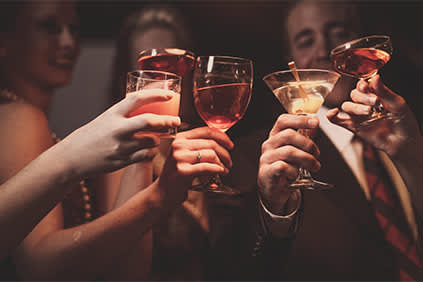 用酒和祝酒来庆祝。