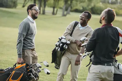 和朋友们一起打高尔夫球。