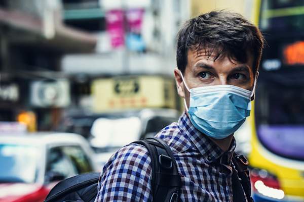 街上的人戴着口罩