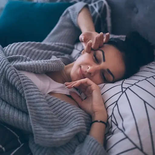 醒来从平安睡觉的妇女。