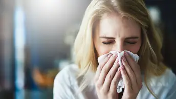 女性感冒症状加重的类风湿关节炎。