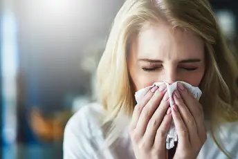 患感冒的妇女患风湿性关节炎的症状加重。