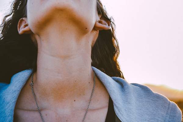 靠近女人的喉咙