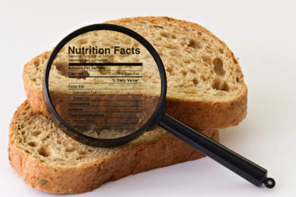 面包用放大镜显示营养信息