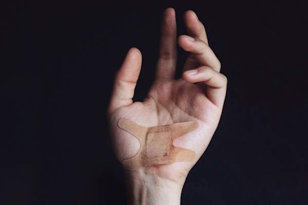 手手掌稍带血创可贴