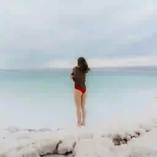 站在海边的女人