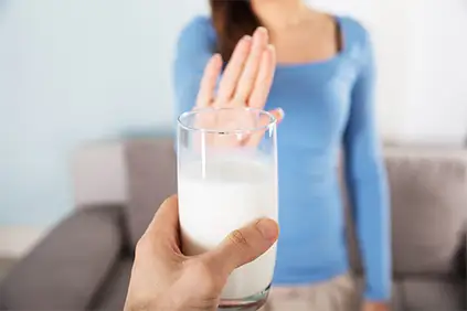 女人拒绝喝牛奶。