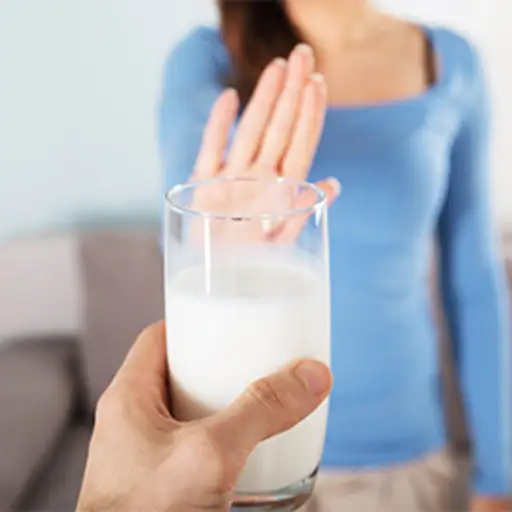 女人拒绝喝一杯牛奶。