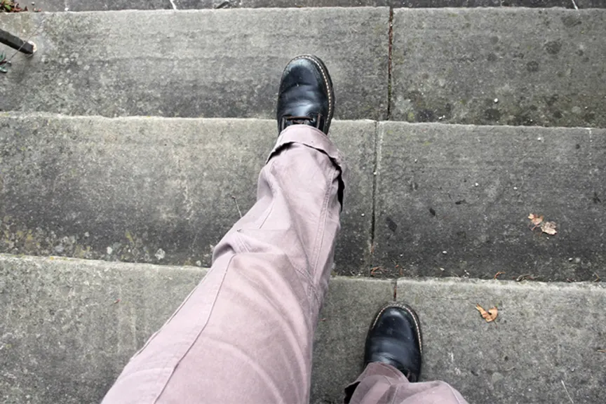 踩下来楼梯的妇女外面。