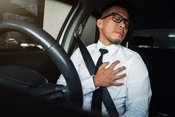 男人开车时胸口痛。