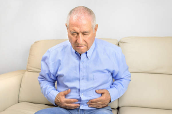 年长的西班牙裔美国人男性肚子痛